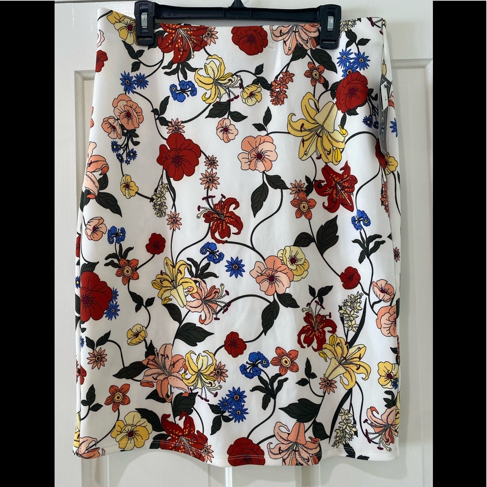 NYCC New York Clothing white floral fitted stretch skirt nwt L